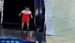 Bé gái bị thang cuốn nghiến cả hai bàn tay khi lang thang trong trung tâm thương mại